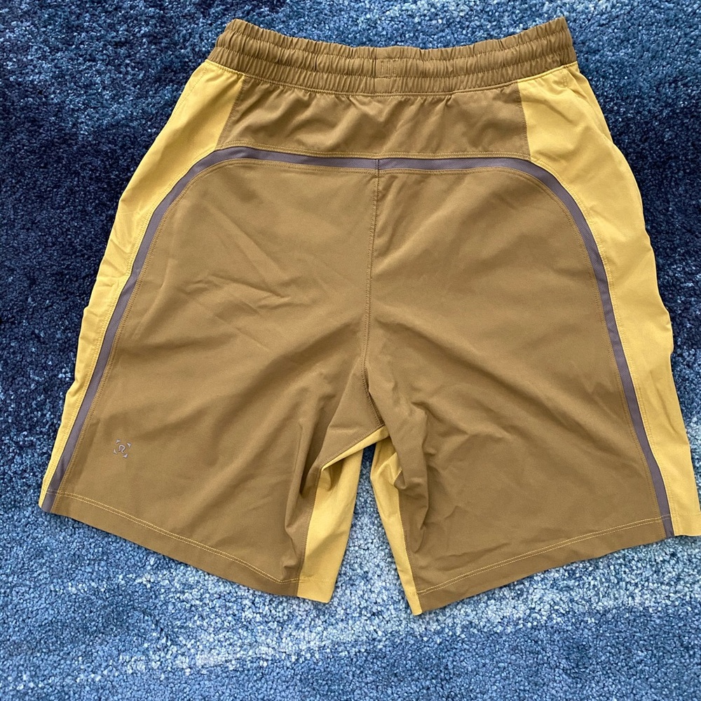 Lululemon Men’s Moss green and gray Pacebreaker.